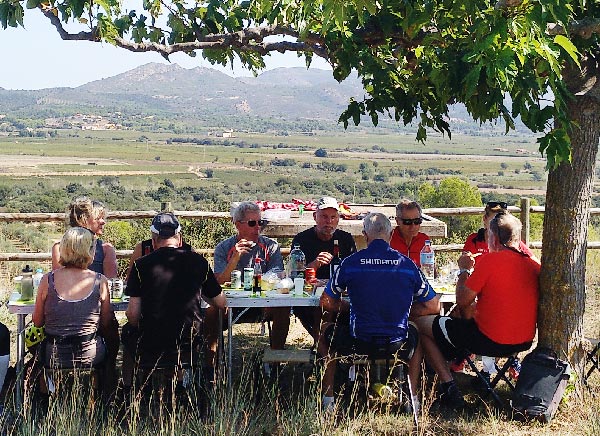 Having a picnic between the wineyards of the Emporda